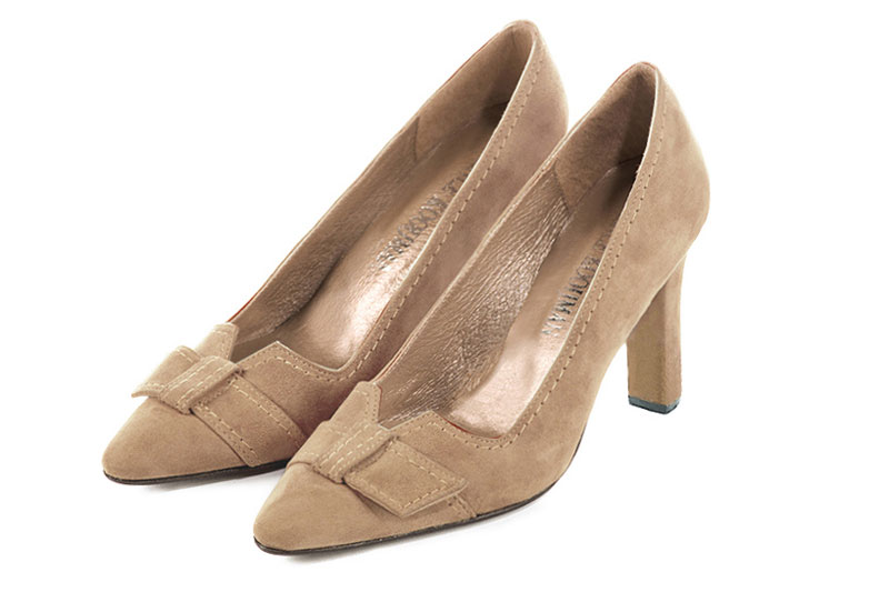 Tan beige women's dress pumps, with a knot on the front. Tapered toe. High kitten heels. Front view - Florence KOOIJMAN